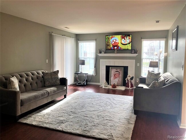 Building Photo - 5685 Pine Aires Dr