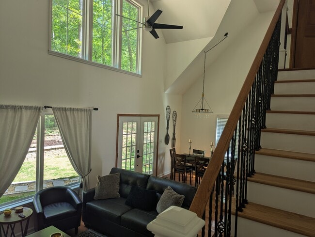 2-story living Area - 3812 James Ed Rd