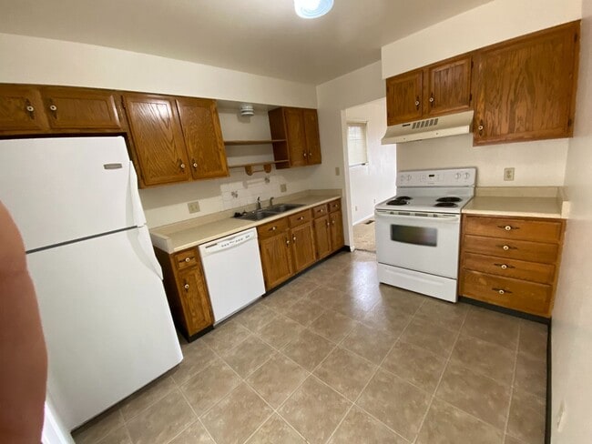 Building Photo - 2 Bedroom 1 Bath duplex