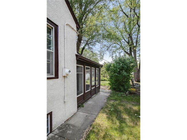 Building Photo - 224 Thomas Ave S