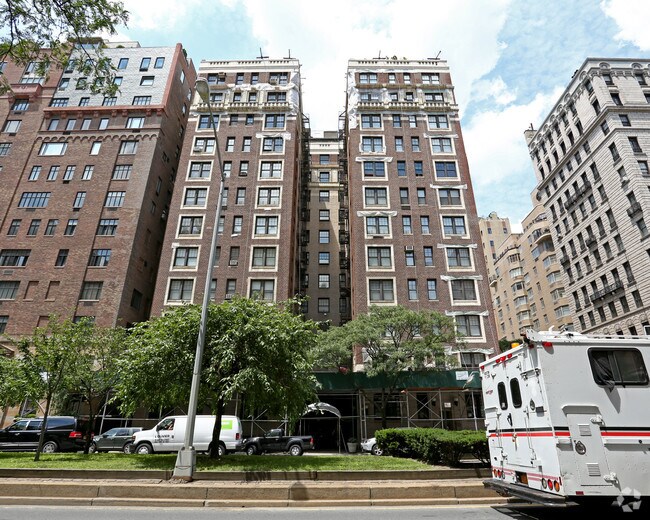 Building Photo - 830 Park Ave