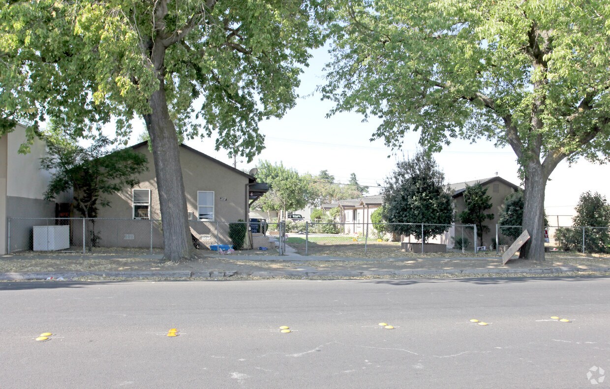 Primary Photo - 1107-1113 7th St