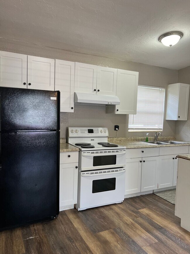 Foto del edificio - 3/1 House & attached Efficiency with kitch...