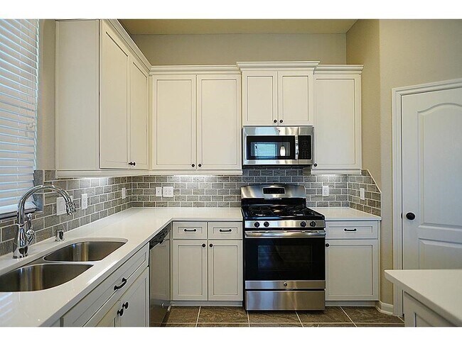 Foto del edificio - 2411 Village Water Ct