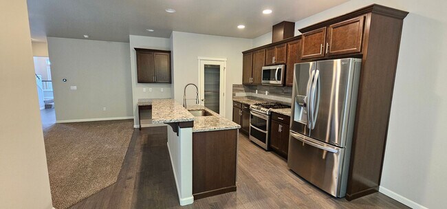 Foto del edificio - Two-Story Bremerton Home