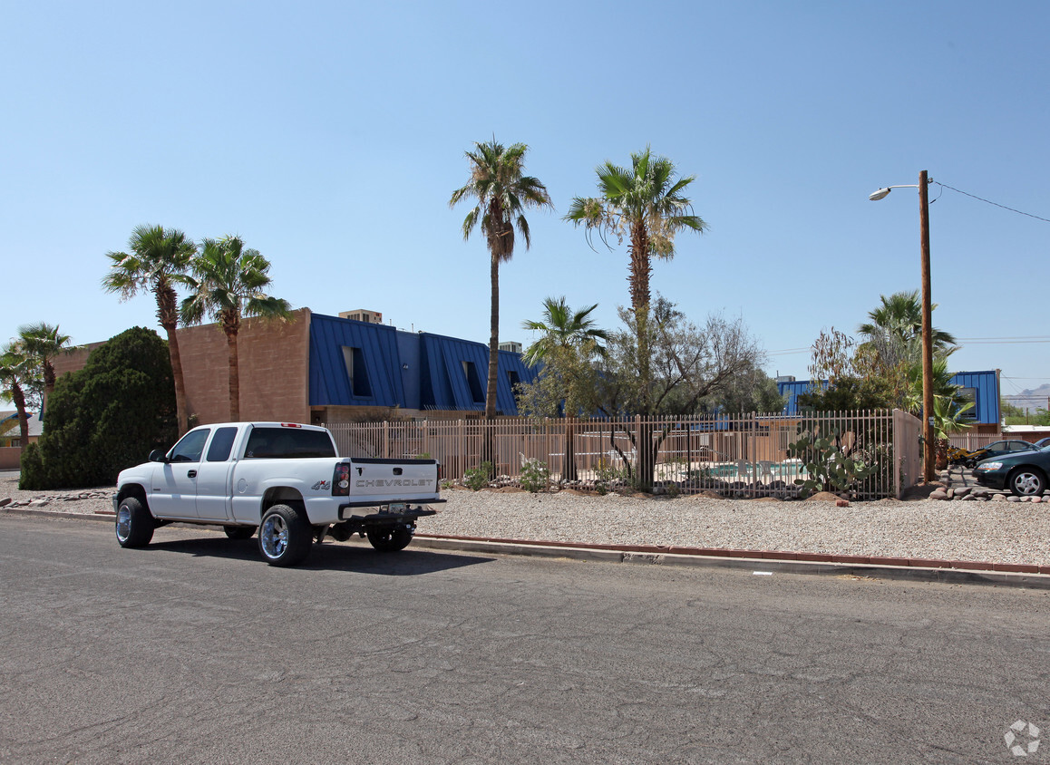 Building Photo - Crossroads Apartments