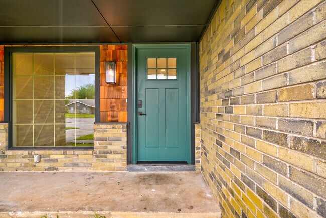 Building Photo - 1410 Abbey Dr