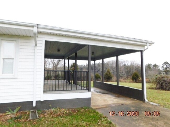 Foto del edificio - Home with 2 bedrooms, 1 bath, side deck, carport with side porch and detached garage