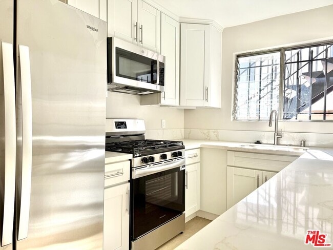 Building Photo - 925 S Holt Ave