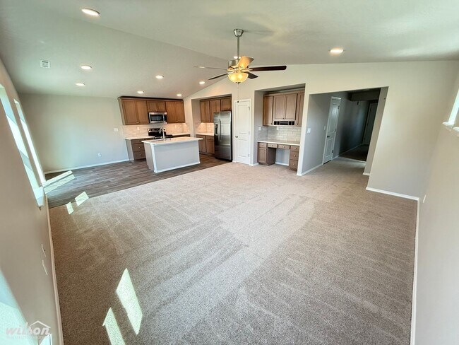 Foto del edificio - REST OF AUGUST FREE!! Stunning New 3BR/2.5...