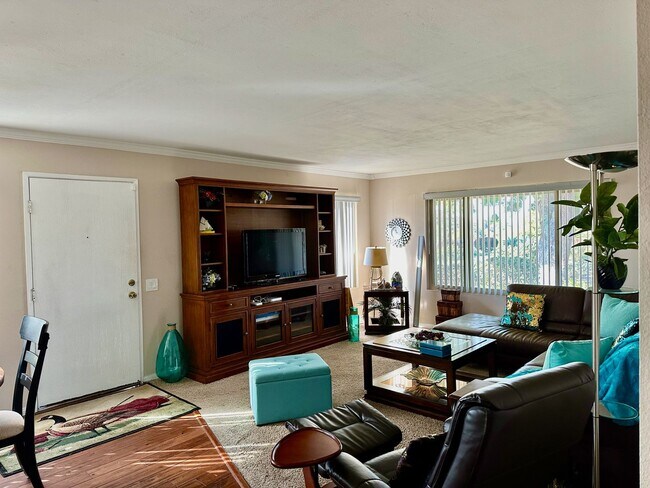 Building Photo - Furnished Corner Unit