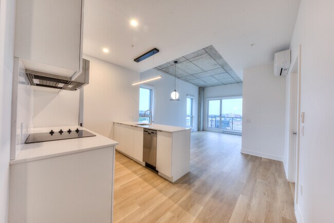 Building Photo - L1102