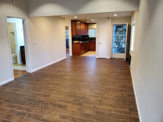 Building Photo - 1592 Four Oaks Cir