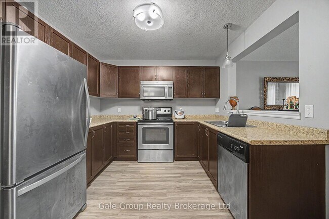 Building Photo - 717 Crawford Cres
