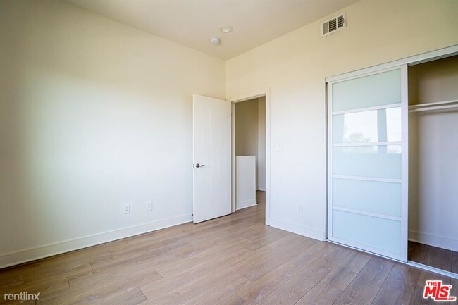 Building Photo - 3 br, 3.5 bath House - 147 1/2 Roselake Ave