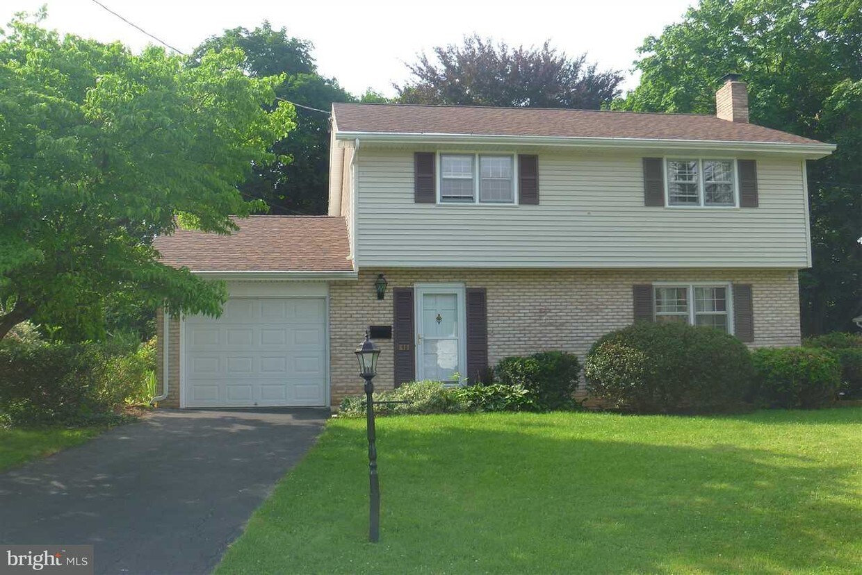 Foto principal - 811 Fairview Rd