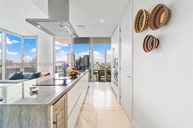 Foto del edificio - 700 NE 26th St