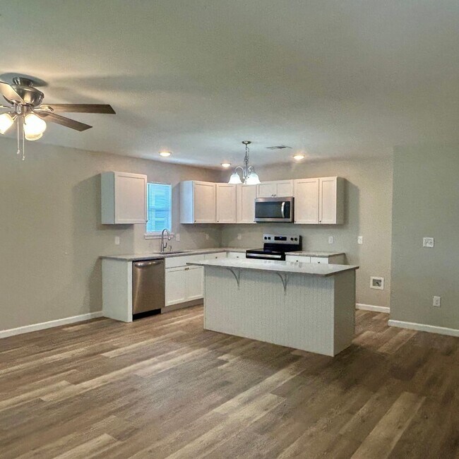 Foto del edificio - Welcome home to this beautifully designed 3-bedroom, 2 bath half duplex