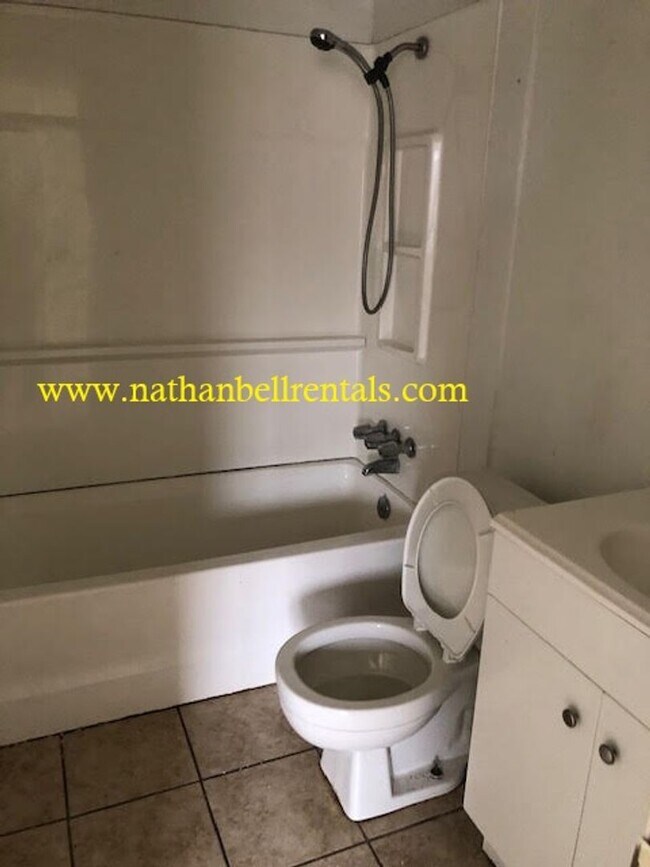 Building Photo - Single-Family Home: 4 Bed, 1.5 Bath