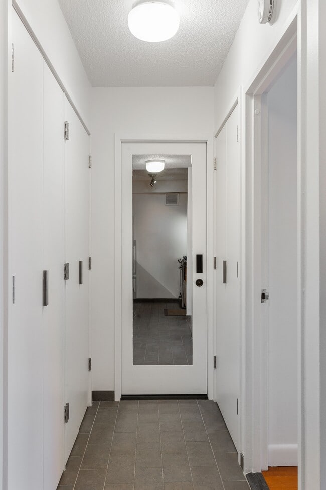 Building Photo - 300 Rector Pl