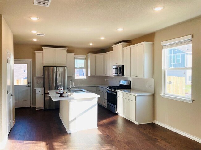 Foto del edificio - 5201 Dimesky Ln