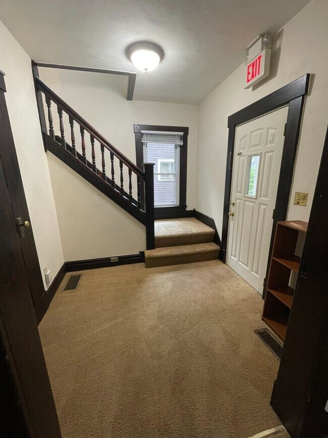 Foto del edificio - 117 E Davis Ave