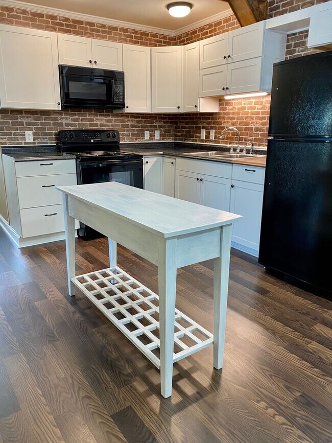 Foto del edificio - Amazing property! Dreamy wraparound porch! Immaculate & Completely Updated! 3 Bedrooms/2 Baths!