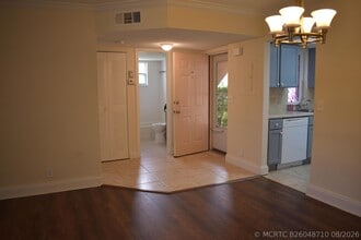 Building Photo - 1536 SE Royal Green Cir