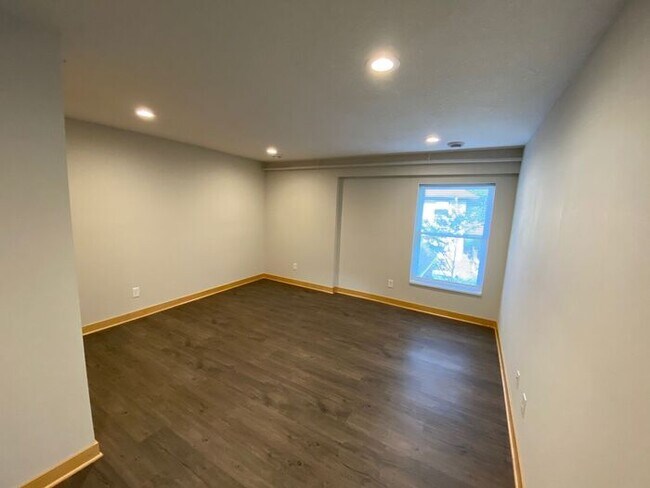 Foto del edificio - Studio Available Now in Newer Building, Mo...
