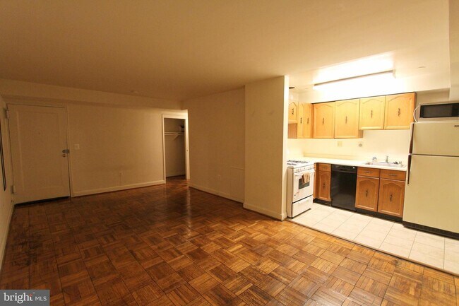 Building Photo - 1563 N Colonial Terrace
