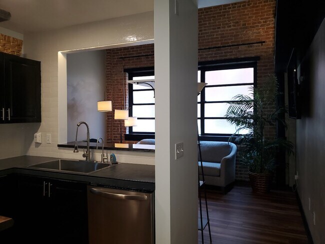 Sala de estar de planta abierta - 311 N 2nd St