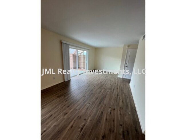 Foto del edificio - 1 bedroom Condo with Lake access and a private fenced yard for rent.