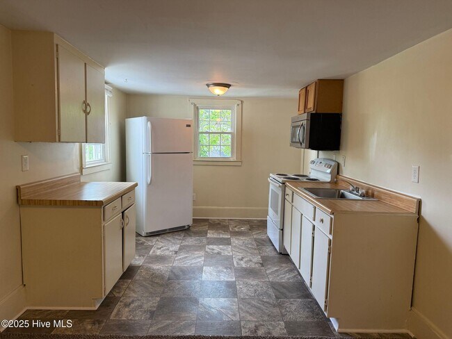 Building Photo - 143 Chaney Ave