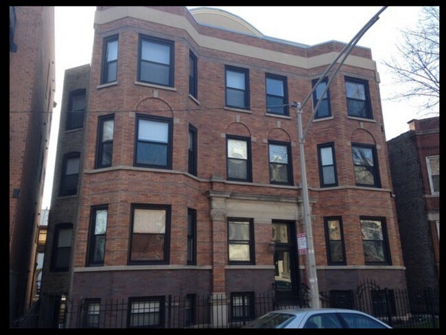 Building Photo - 3740 N Wilton Ave