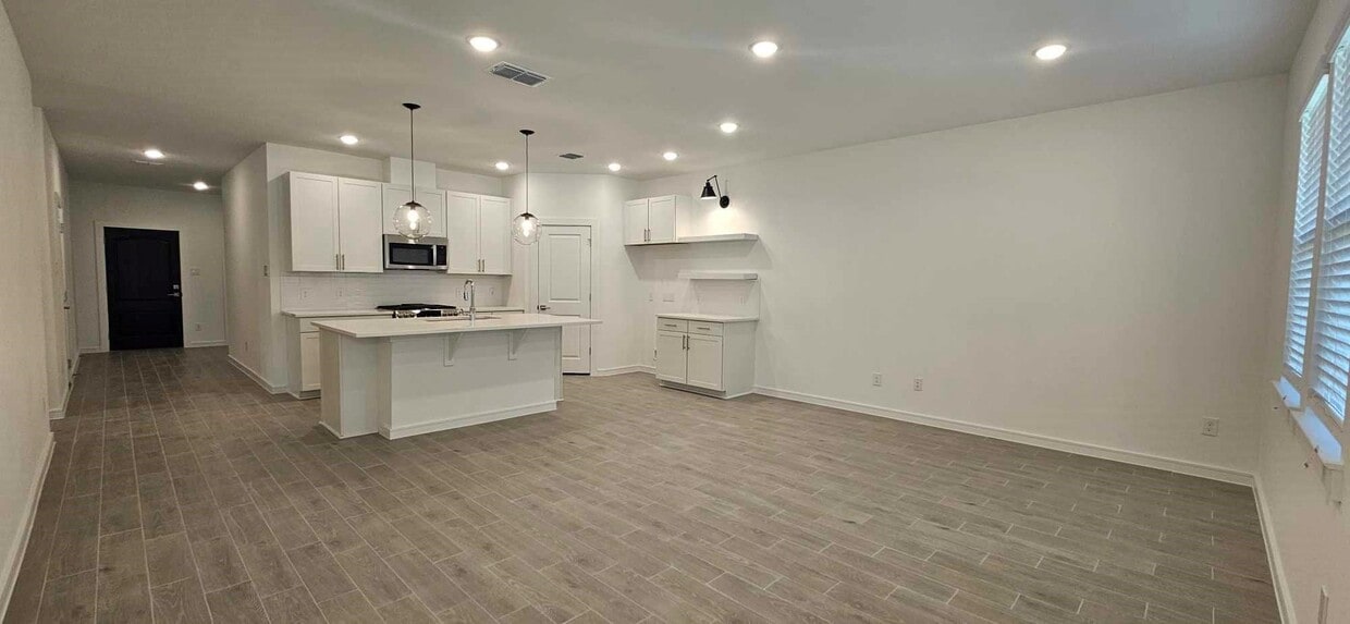 Foto principal - 8442 Bay Oaks Dr