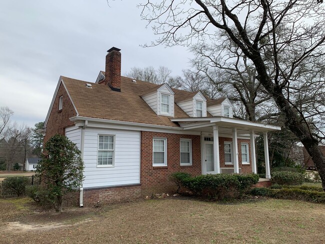 Building Photo - Gorgeous Home in Downtown Lillington!