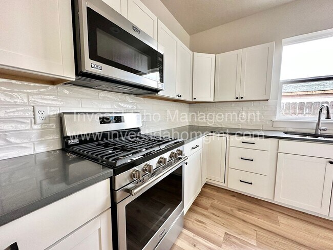 Building Photo - 4 bedroom 2 bathroom home near Boise State...