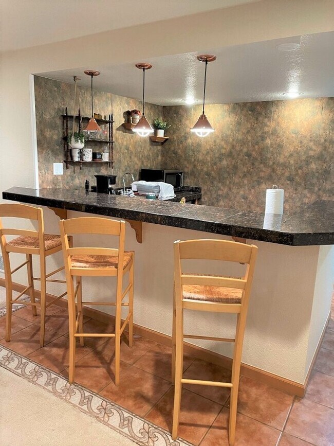 Building Photo - Spacious Basement Apartment in Quiet, Peac...