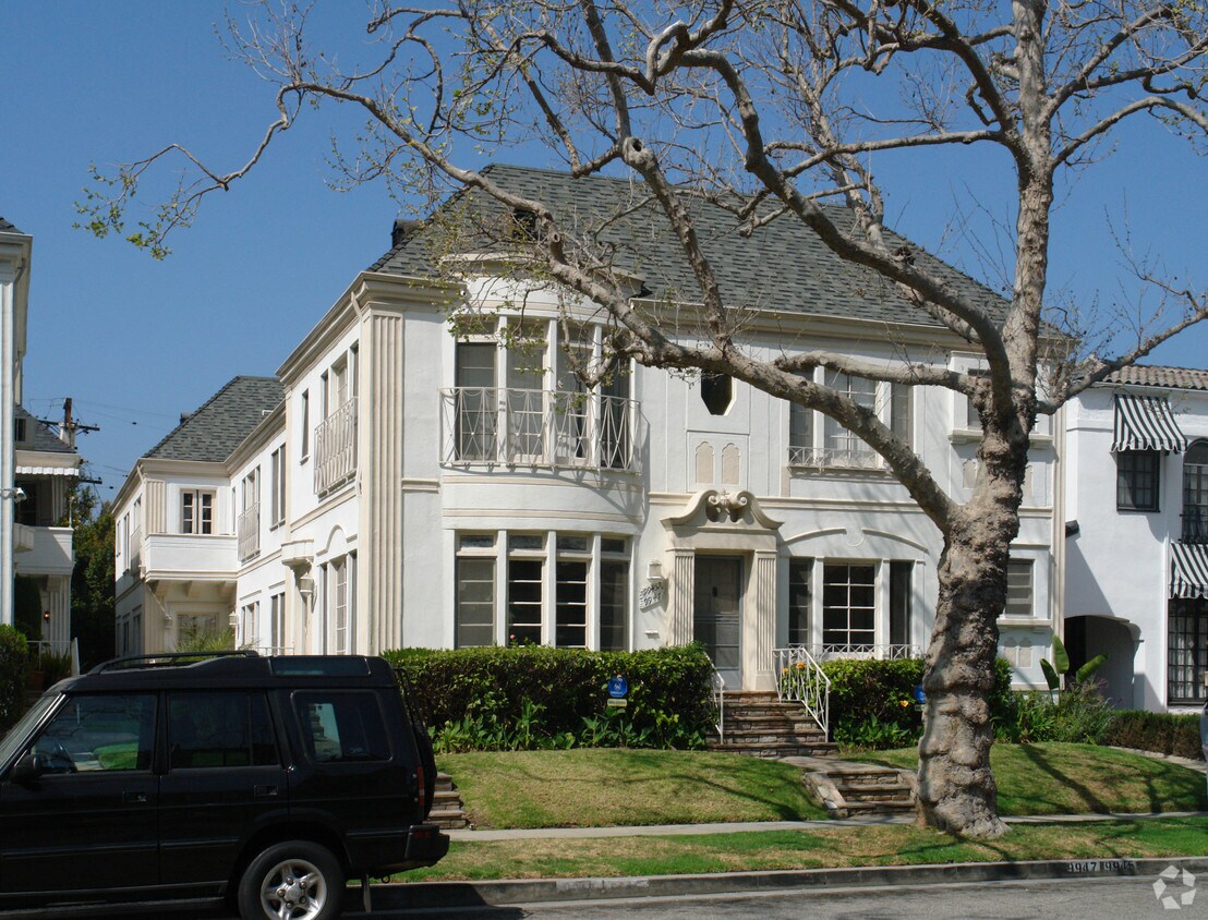 Building Photo - 9945-9947 Robbins Dr