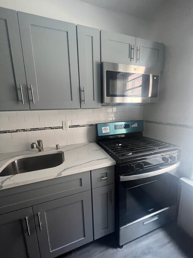 Building Photo - 3810 Greystone Ave