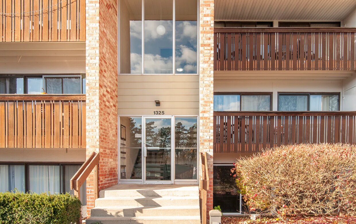 Primary Photo - Spacious Condo in Summit View for Rent