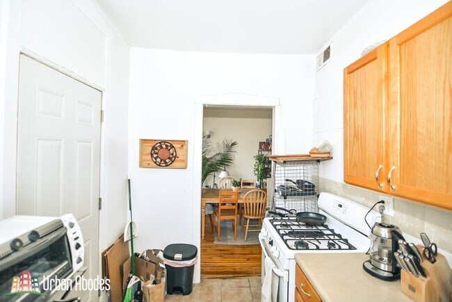 Foto del edificio - 1670 W Pratt Blvd