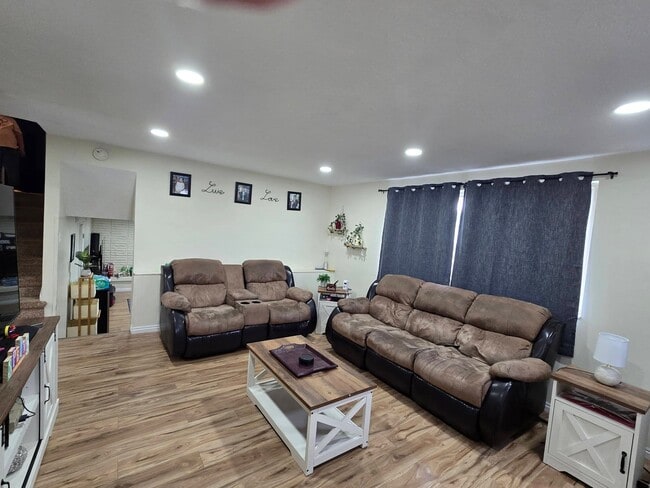 Photo - 1593 Manzanita Dr House