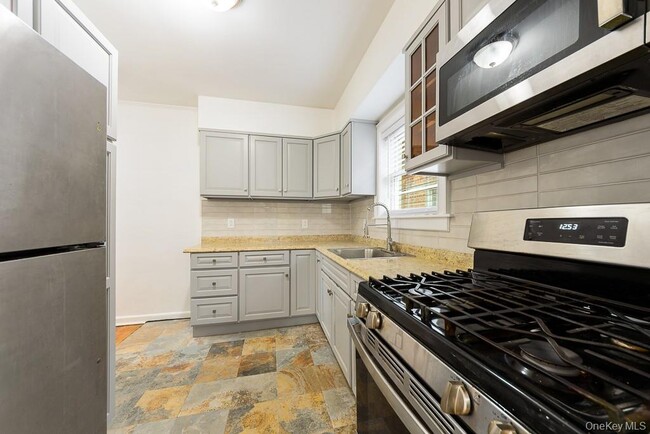 Building Photo - 545 E 93rd St