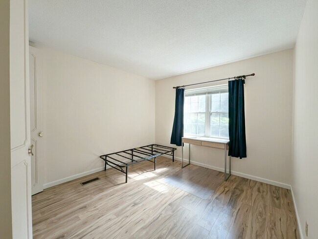 Building Photo - 26 Lake Shore Ter