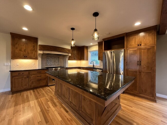 Building Photo - 4 Bedroom Country Home with Vaulted Living Area, Island Kitchen & Scenic Surroundings