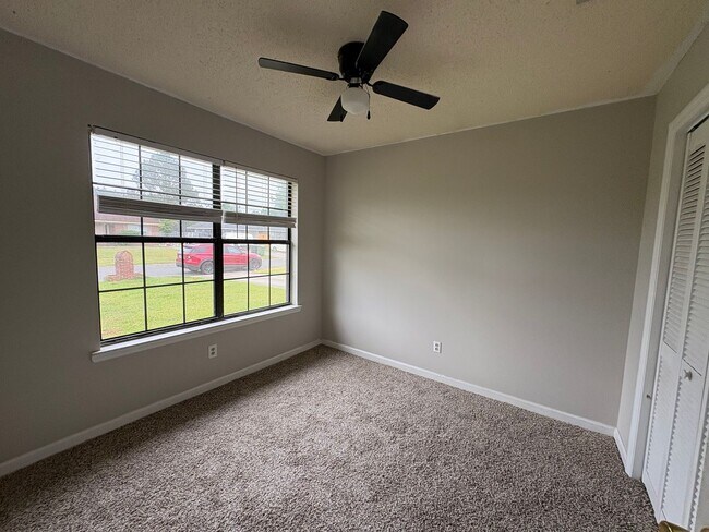 Building Photo - MOVE IN SPECIAL: $1000 OFF 1ST MONTH'S RENT!**