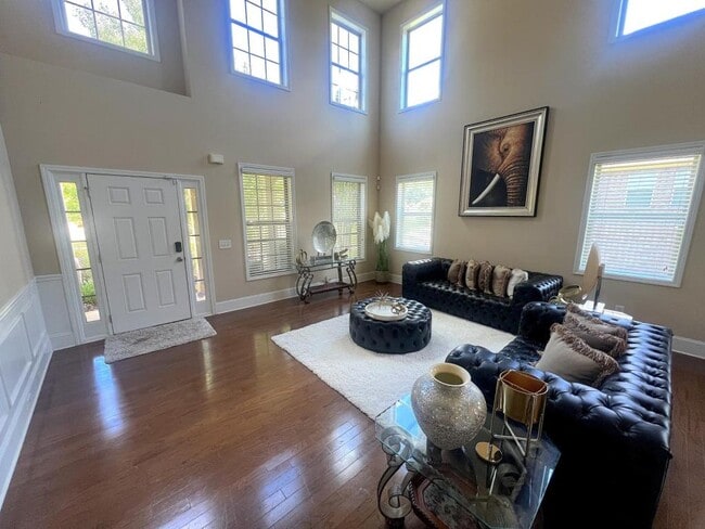 Building Photo - 6117 Golf View Crossing