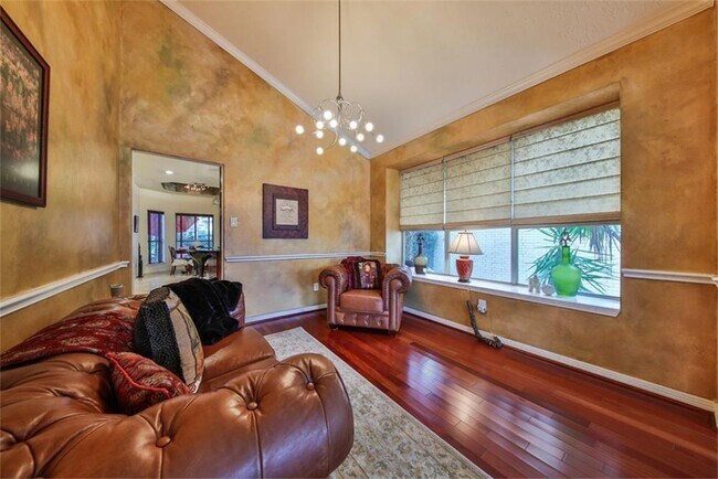 Building Photo - 205 Lago Vista St
