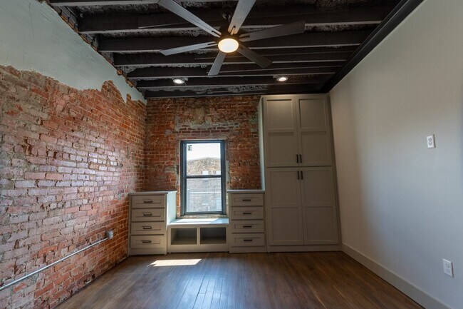 Building Photo - 216 E Rogers Blvd